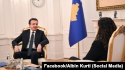 Kryeministri në detyrë i Kosovës, njëherësh udhëheqës i Lëvizjes Vetëvendosje, Albin Kurti, gjatë takimit me presidenten e Kosovës, Vjosa Osmani, më 2 korrik 2025.