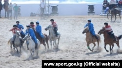 Игроки сборной Казахстана по кок-бору (в синей форме) на Всемирных играх кочевников в Кыргызстане. 2016 год. Иллюстративное фото.