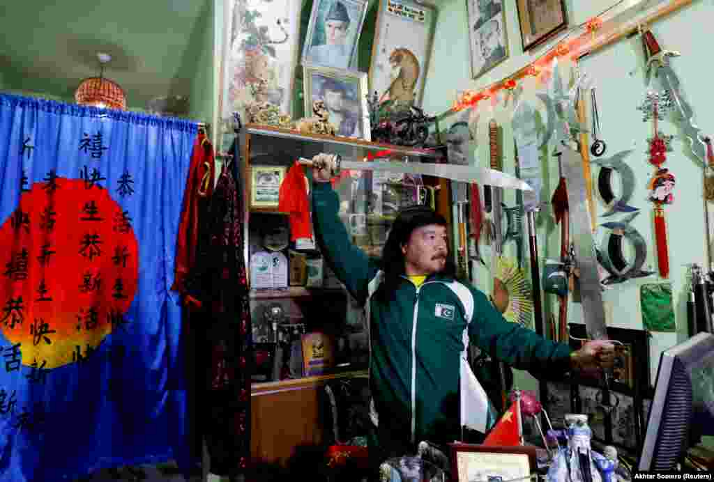 Соғыс өнерінің шебері Мүбәрак Әли Шан. Ол Reuters агенттігіне берген сұхбатында көптеген хазарлардың Пәкістан әскеріне қосылып, "бостандыққа қол жеткізгенін" айтады. "Біз Пәкістанға қызмет еткіміз келеді және қайғылы оқиғалар мен жағдайларға қарамастан біздің әлемге деген сүйіспеншілігіміз молая түспесе, азайған жоқ" дейді.&nbsp;&nbsp; &nbsp;