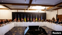 Ministrul german al apărării, Boris Pistorius, președintele ucrainean Volodimir Zelenski și secretarul american al apărării, Lloyd Austin, la o conferință de presă de la reuniunea Grupului de contact al apărării din Ucraina la baza aeriană Ramstein, Germania, 9 ianuarie 2025. 