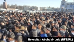 The participants urged the authorities to deport illegal Chinese migrants and stop granting citizenship to them.