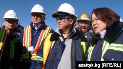 Кумтөрдөгү абалды иликтеген мамлекеттик комиссиянын өкүлдөрү.