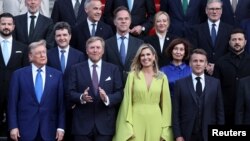 Дональд Трамп (крайний слева в первом ряду) и Владимир Зеленский (крайний справа, второй ряд) с другими мировыми лидерами позируют перед ужином, устроенным королем Нидерландов Виллемом-Александром и королевой Максимой, на полях саммита НАТО в Гааге, 24 июня.