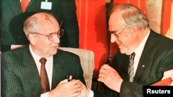 Mikhail Gorbaciov (stânga) și Helmut Kohl în 1990.