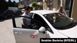 Infermieret e Qendrës për Shëndet Mendor duke u nisur për një fshat në Han të Elezit, për të dhënë ndihmë mjekësore.