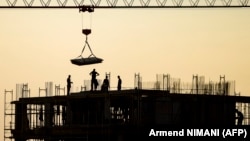 Disa punëtorë gjatë ndërtimit të një objekti në Prishtinë. Fotografi ilustruese. 
