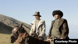 "Саякбай" тасмасында жазуучу Чыңгыз Айтматовдун ролун анын уулу Элдар Айтматов ойногон