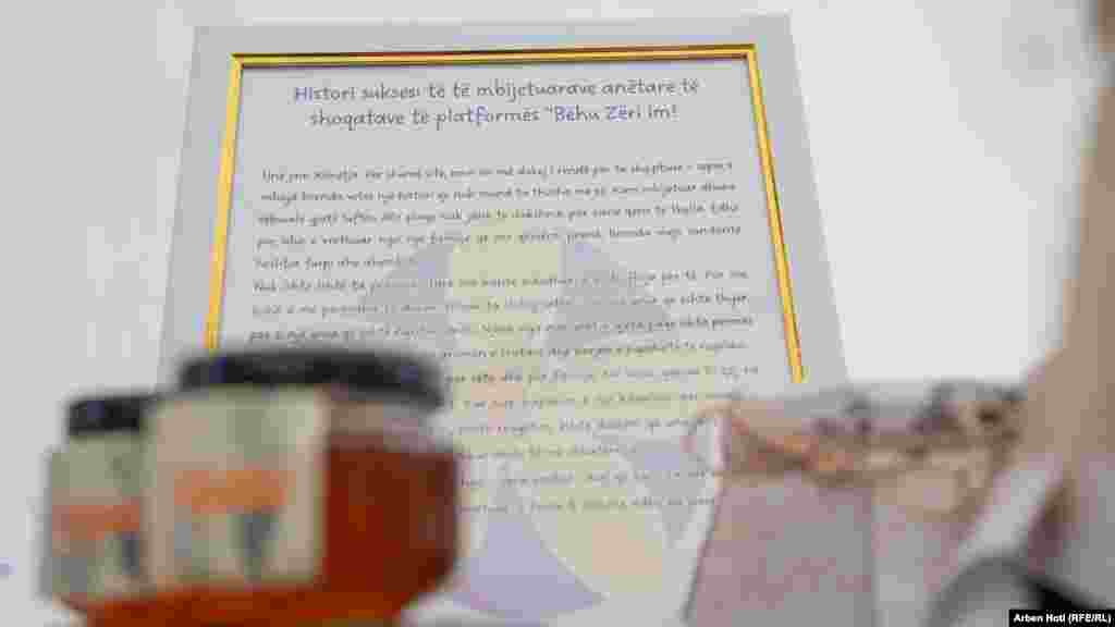 Histori suksesi e shkruar nga një e mbijetuar e dhunës seksuale, pranë produkteve në panair.