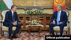 Шавкат Мирзиёев и Алмазбек Атамбаев. Бишкек,  5 сентября 2017 года.