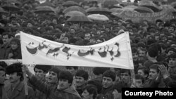 Гирдиҳамоӣ дар Душанбе, соли 1989. Акс аз Ратушенко