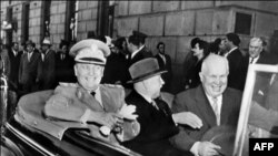 Mareşalul Josip Broz Tito (stânga), sosind la Moscova, 3 iunie 1956, acompaniat de Kliment Voroşilov (dreapta) şi Nikita Hruşciov