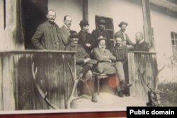 Родина Шептицьких на ґанку у Прилбичах