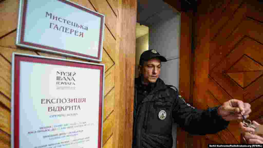 Зайшли до приміщення, де цього дня п'ятий президент України Петро Порошенко та його дружина Марина презентували виставку картин зі своєї колекції