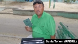 «Қаражанбасмұнай» жұмысшысы Темірғали Мүйімов еңбек өтілі туралы кітапшасын көрсетіп отыр. Ақтау, 14 тамыз 2016 жыл.  