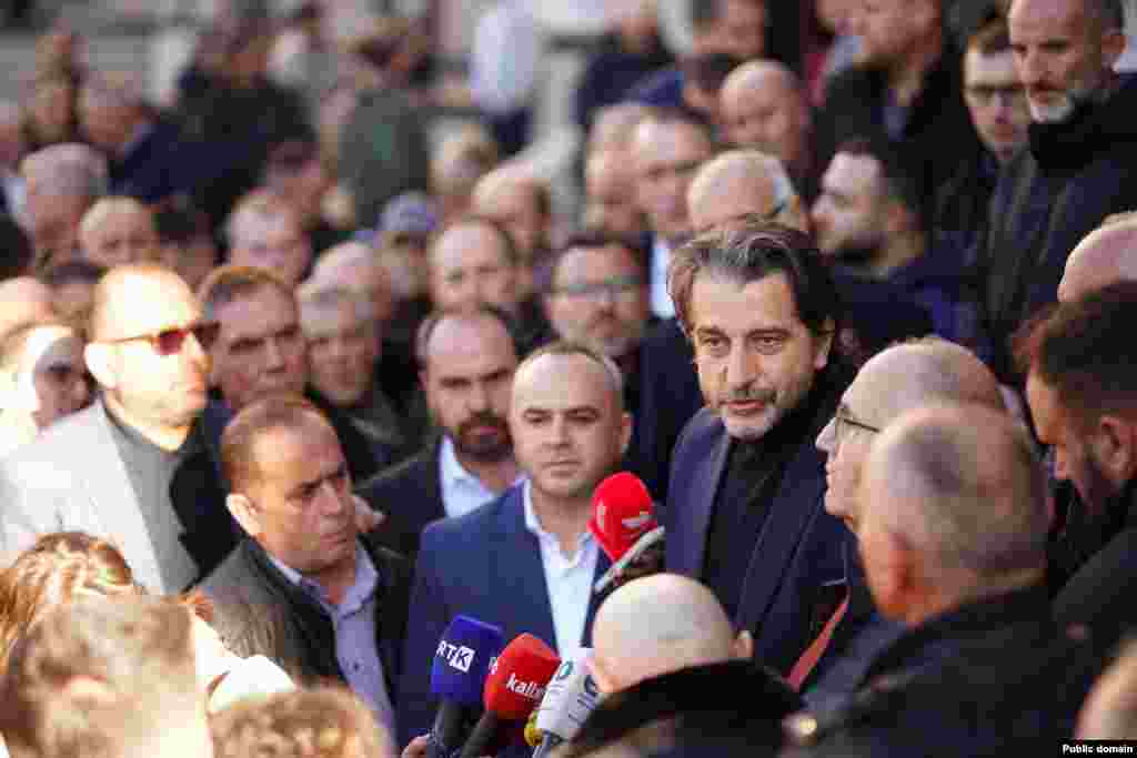 Kryetari i Prishtinës, Përparim Rama ka marrë pjesë në protestën para objektit të Qeverisë së Kosovës më 24 nëntor, bashkë me operatorët privatë të transportit publik, duke e akuzuar ekzekutivin për “fonde të mangëta”, të cilat, sipas tij nuk kanë mjaftuar për t'i obligimet ndaj operatorëve.