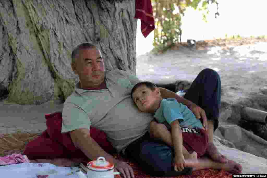 Отец Кожахана Иман &ndash; смотритель или "шейх", как говорят местные. Его работа &ndash; держать место в чистоте, читать молитвы и встречать паломников. На фото: Иман Юсупходжаев вместе с внуком.&nbsp;