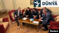 Britan premýer-ministri Keir Starmer, ukrain prezidenti Wolodymyr Zelenski, fransuz prezidenti Emmanuel Makron, german kansleri Fridrih Merz we polýak premýer-ministri Donald Task ABŞ prezidenti Donald Tramp bilen telefon söhbetdeşligini geçirýär. 