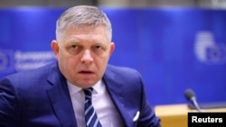 Fico a îngrijorat mai întâi Europa pentru că a promis să nu mai ajute, pe plan militar, Ucraina. Acum nu mai ajută nici Slovacia, spun oponenții, arătând spre „reformele” sale interne.
