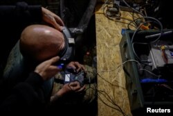 Український пілот керує FPV-дроном. Дніпропетровська область