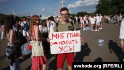 Кіт, ходулі та прикольні плакати: креатив на протестах у Білорусі (фотогалерея)