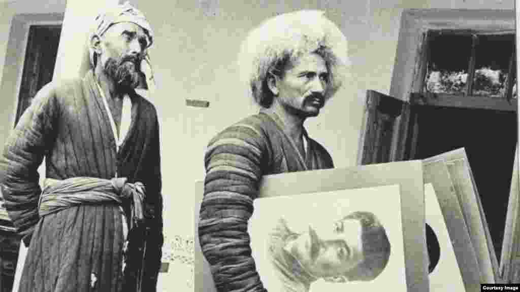 مردان ازبک تصاویر استالین را در دست دارند.شوروی‌ها فعالانه اسلام را در جمهوری شوروی سوسیالیستی ازبکستان سرکوب و تلاش کردند تا ایمان مذهبی را با شور و شوق سیاسی جایگزین کنند.