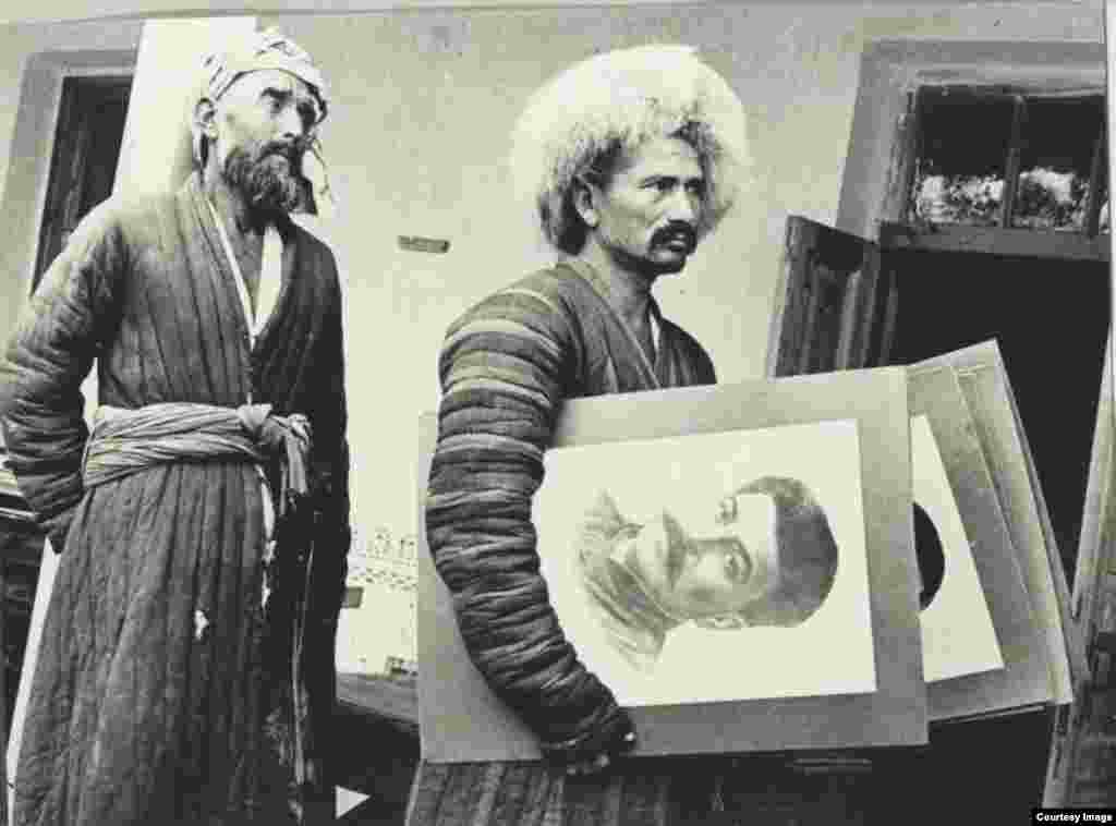 Bărbați uzbeci ținând portrete ale lui Stalin.Sovieticii au reprimat în mod activ islamul în R.S.S. Uzbekistan, încercând să înlocuiască credința religioasă cu zelul politic.