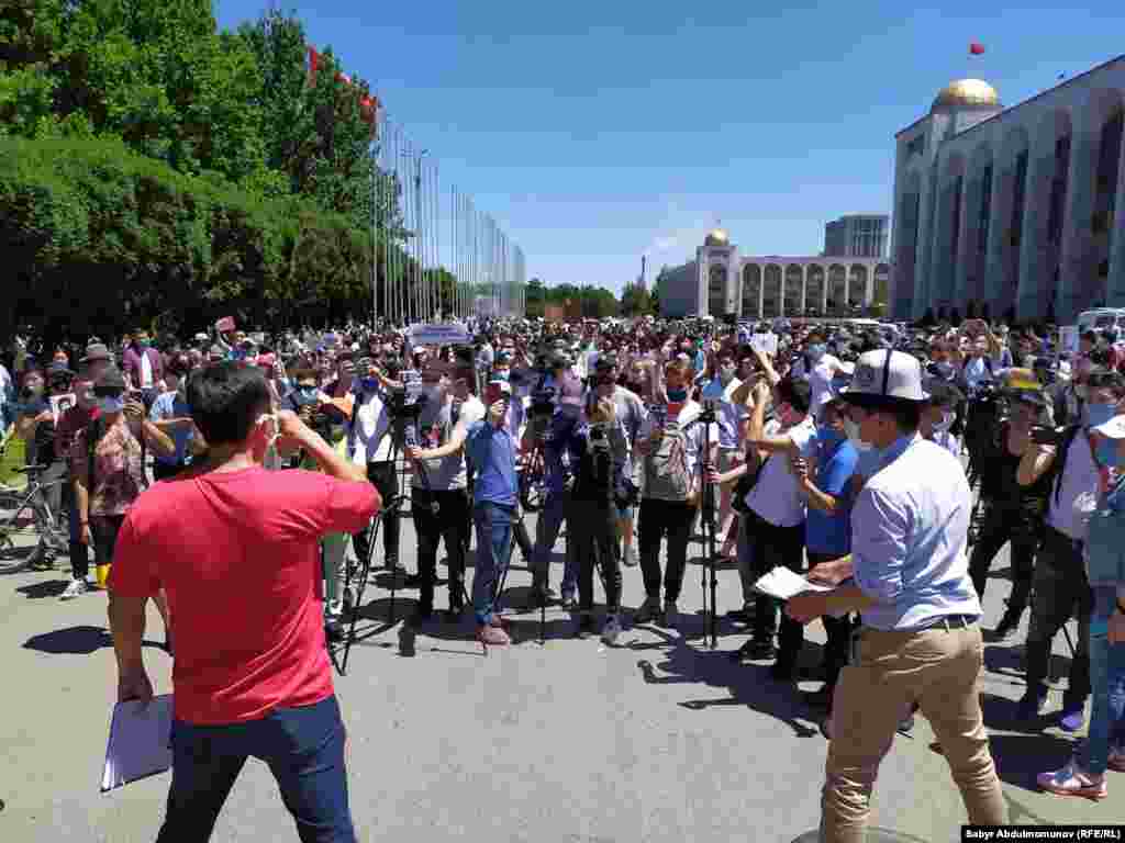 &ldquo;Маалыматты манипуляциялоо тууралуу&rdquo; мыйзам долбоору Жогорку Кеңештин депутаттары Айнура Осмонова жана Гүлшат Асылбаева тарабынан сунушталып, 14-майда коомдук талкууга чыгарылган. Жарандык коом, эл аралык жана медиа уюмдардын каршылыгына карабай, аталган мыйзам долбоору 26-июнда үчүнчү окуудан кабыл алынган. Социалдык тармактардын колдонуучулары бул мыйзам "сөз эркиндигине каршы багытталат" деп сындап жатышат.