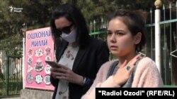 Parwin Jahongiri (sagda) öz makalasynda, ýaş aýallaryň iş ýerlerinde zorluga ýa-da ýanalma duşar bolanlarynda, gorkmazlygy hem aýtmaga çekinip gezmezligi üçin, aýratyn ähmiýet berendigini aýdýar.