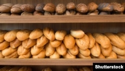 Полки с хлебобулочной продукцией в супермаркете. Иллюстративное фото.