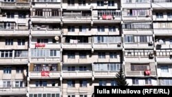 Afişe la balcoane în Chişinău