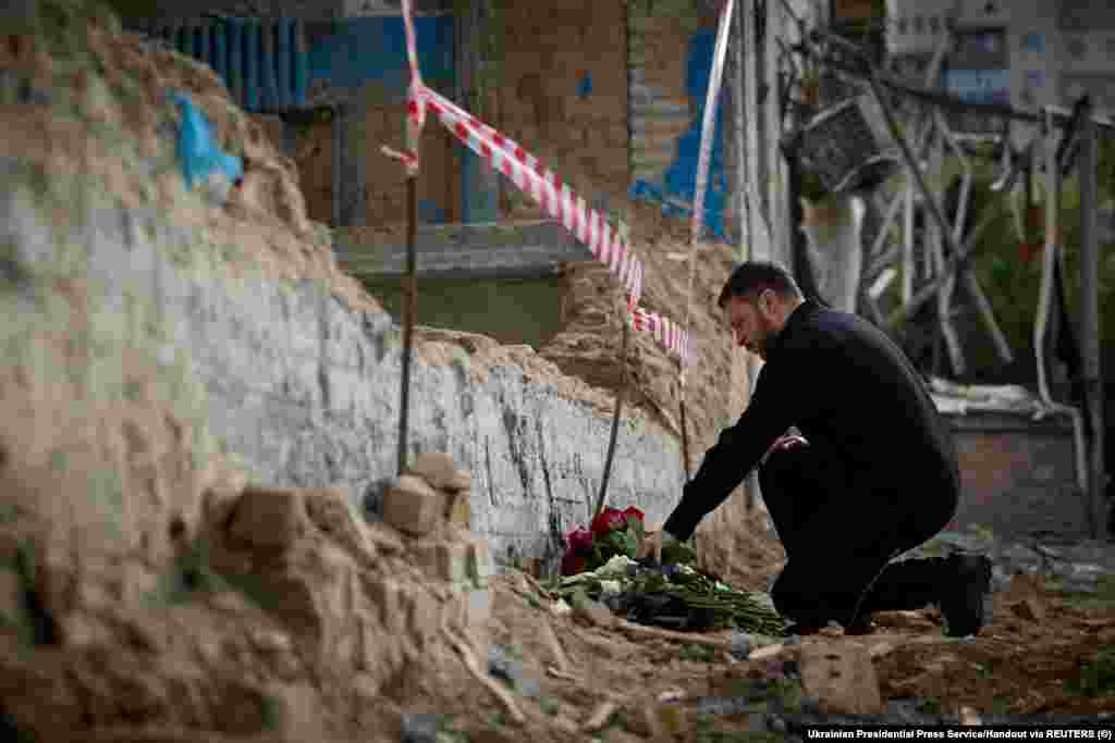 Украинанын президенти Владимир Зеленский Орусиянын аскерлери Киевге сокку урганда каза тапкандарды эскерип, гүл коюуда. 17-июль. 