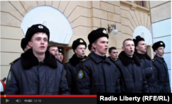 Украинские курсанты Военно-морской академии имени Нахимова поют гимн Украины. Севастополь, 21 марта 2014 года. Скриншот с видео