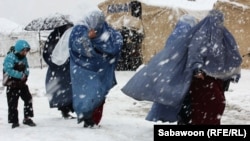 آرشیف، شماری از نیازمندان و بی‌جا شده‌های داخلی افغان که در وضعیت سختی در زمستان به سر می‌برند.
