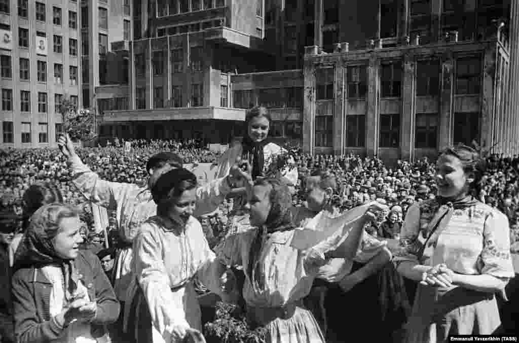 Belarus, sărbătoarea victoriei în centrul capitalei, Minsk. Peste un sfert din întreaga populație, din Belarus, a murit în timpul celui de-al doilea război mondial.