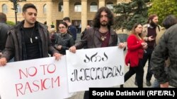 Акция в поддержку семьи Сафарова прошла беззвучно – цепочка людей с плакатами в руках