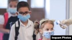 Copii asteapta inceperea primei ore de clasa in noul an scolar, la Școala Gimnazială Ferdinand, in Bucuresti, luni, 14 septembrie 2020. Inquam Photos / Octav Ganea