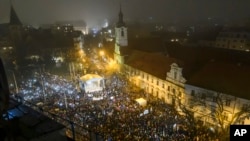 Масовий протест у центрі Братислави проти плану уряду Фіцо ліквідувати спеціалізовану прокуратуру, яка займається хабарництвом та організованою злочинність. Президентка Словаччини підтримала вимоги протестувальників. Братислава, 18 січня 2024 року