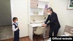 Шавкат Мирзиëев ҳам 13 октябрда Сардоба фалокати оқибатида уйсиз қолган тиббиëтчига берилган янги квартирага борган эди.