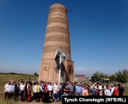 Жусуп Баласагындын 1000 жылдык мааракесине арналган эл аралык илимий жыйындын катышуучуларынын тобу “Бурана мунарасы” музейинде. Чүй облусу. 16.9.2016.