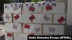 Активисти на Хелсиншкиот комитет поставија „Ѕид на срамот“ со примери на говор на омраза во медиумите и на личности