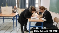 Identifikacija birača na biračkome mjestu u Istočnom Sarajevu, 23. 11. 2025.