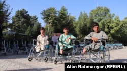 معلولین افغان در سال های گذشته نیز به دلیل تاخیر در پرداخت معاشات و اندک بودن امتیازات شکایت داشتند٬ امااز یک سال به این طرف این مشکلات و شکایات بیشتر شده است.