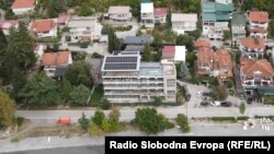 Хотелот во Лагадин за кој од 2017 години граѓани и активисти реагираат дека е дивоградба и повикуваат на одговорност, сега алармираат за узурпирање на плажата. Фото 2024 година. 