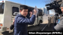 Азаттық тілшілері жұмысына кедергі келтірген жастың бірі. Ол аты-жөнін атаудан бас тартып, мәселені "анонимділікпен" түсіндірген.  Астана. 22 наурыз, 2019 жыл