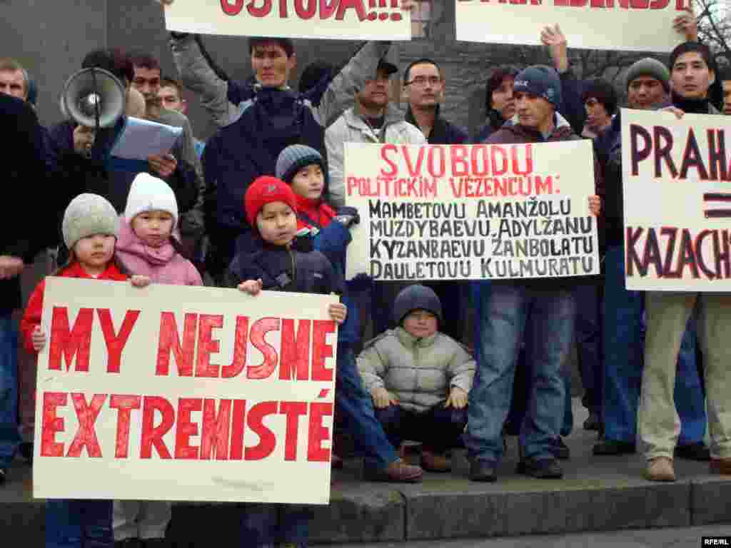 В акции протеста беженцев-салафитов приняли участие и их дети - С 1999 года началось их преследование по религиозным мотивам. И вот на протяжении ряда лет продолжается фабрикация уголовных дел, запугивание. По меньшей мере четыре участника этой общины сейчас сидят в казахских тюрьмах, осужденные по общеуголовным статьям.  