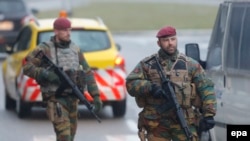 Бельгийские военные проверяют машины на въезде на территорию аэропорта Завентем. Брюссель, 23 марта 2016 года.