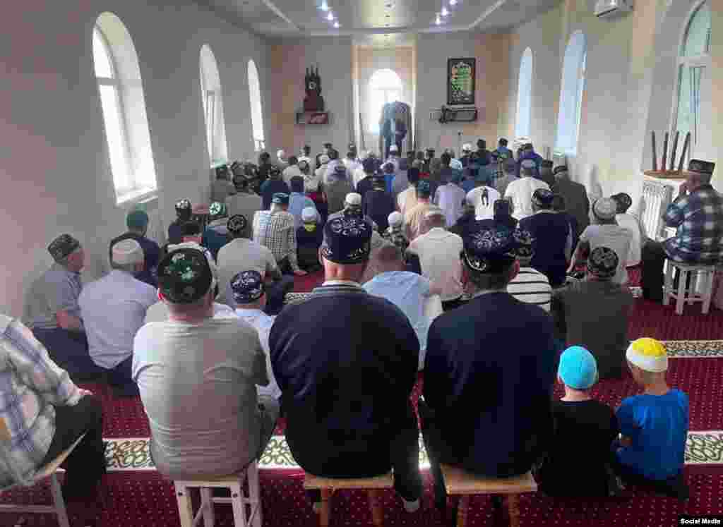 Яңа Чишмә районы Шахмай авылы җирлеге мәчетләрендә гает намазы үтте. Фотолар Вконтакте битеннән. 