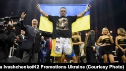 За підсумком 12 раундів Усик здобув одностайну перемогу за очками – 117:112, 115:113, 115:113