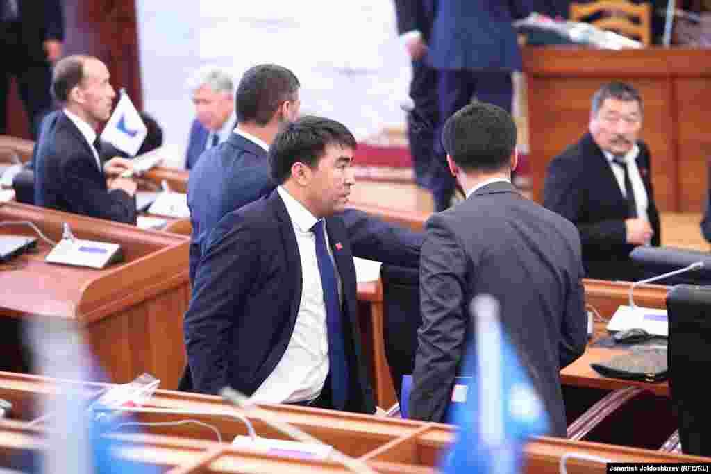 КСДПдан шайланган депутат, "Азаттык" радиосунун мурдагы кабарчысы&nbsp;​Жанар Акаев кесиптештери менен