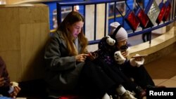 13 noiembrie, la Kiev. Oamenii se adăpostesc în timpul unui atac cu rachete și drone.